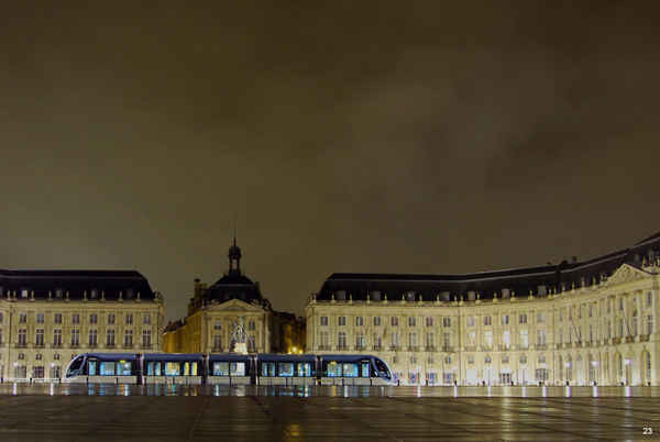 Tramway de Bordeaux sur la place de la bourse